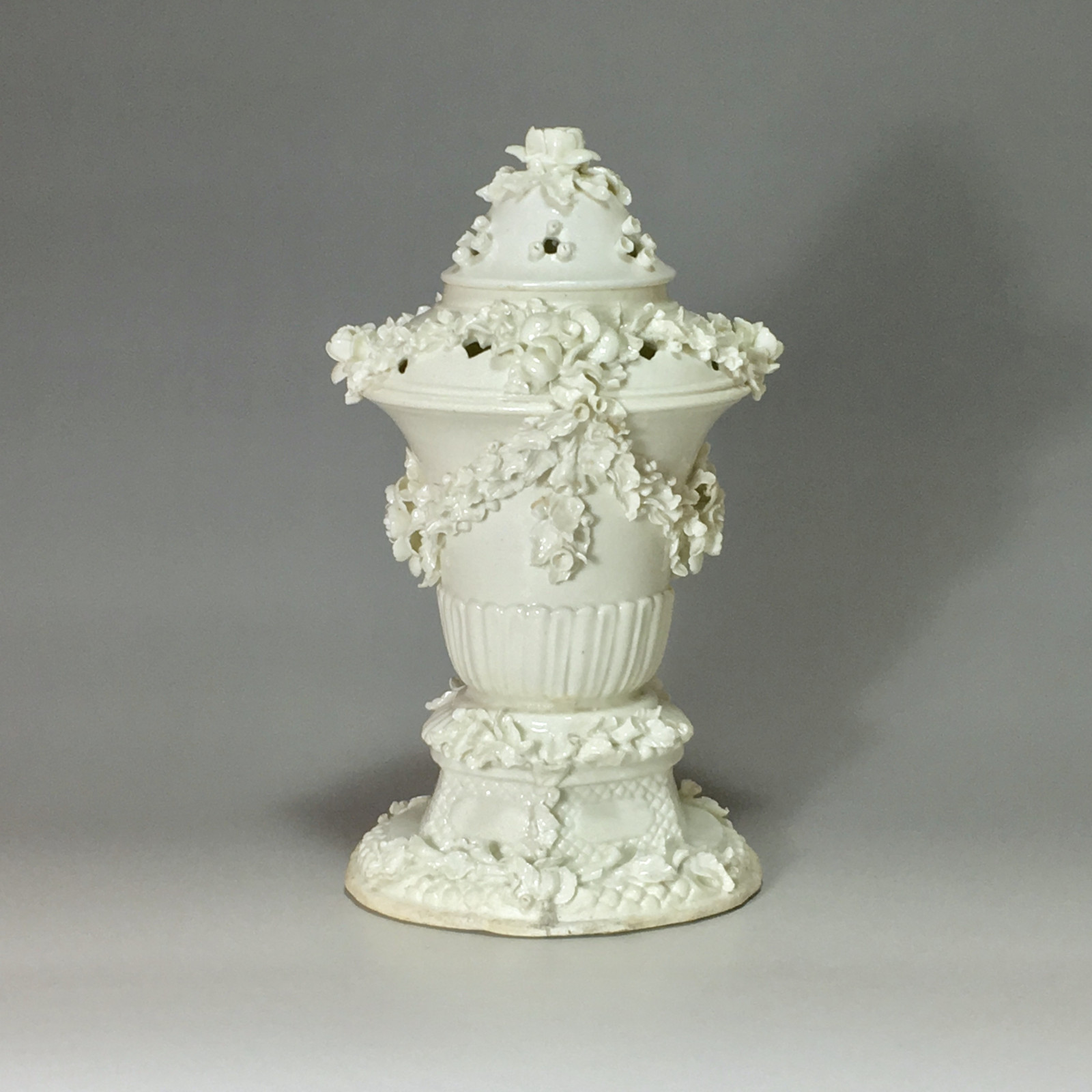 Saint Cloud - Pot pourri covered - eighteenth century