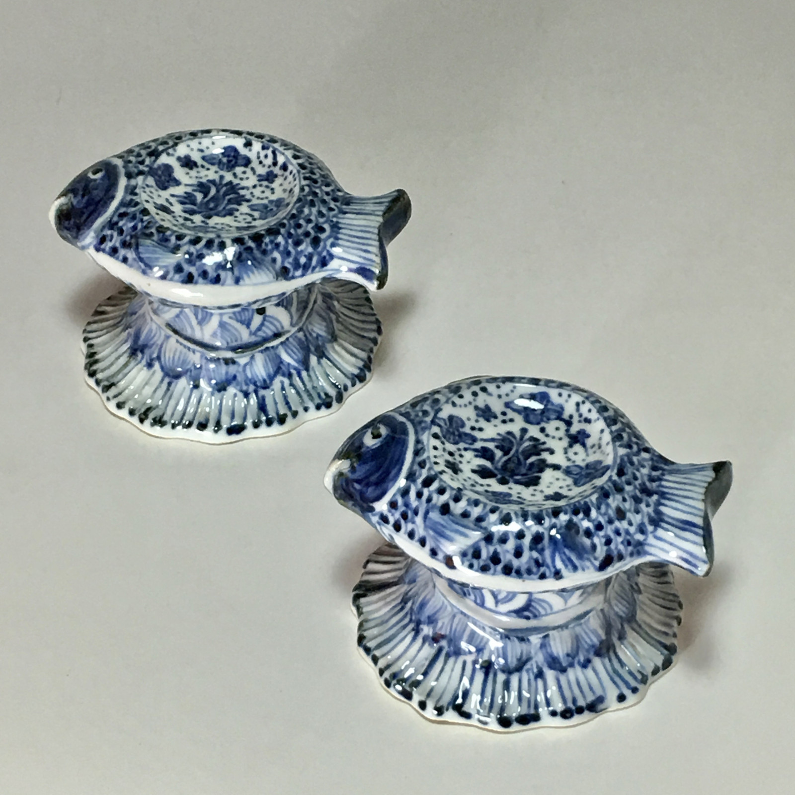 China - Pair of salt cellars representing fishes  - period Kangxi - SOLD