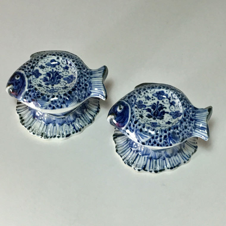 China - Pair of salt cellars representing fishes  - period Kangxi - SOLD