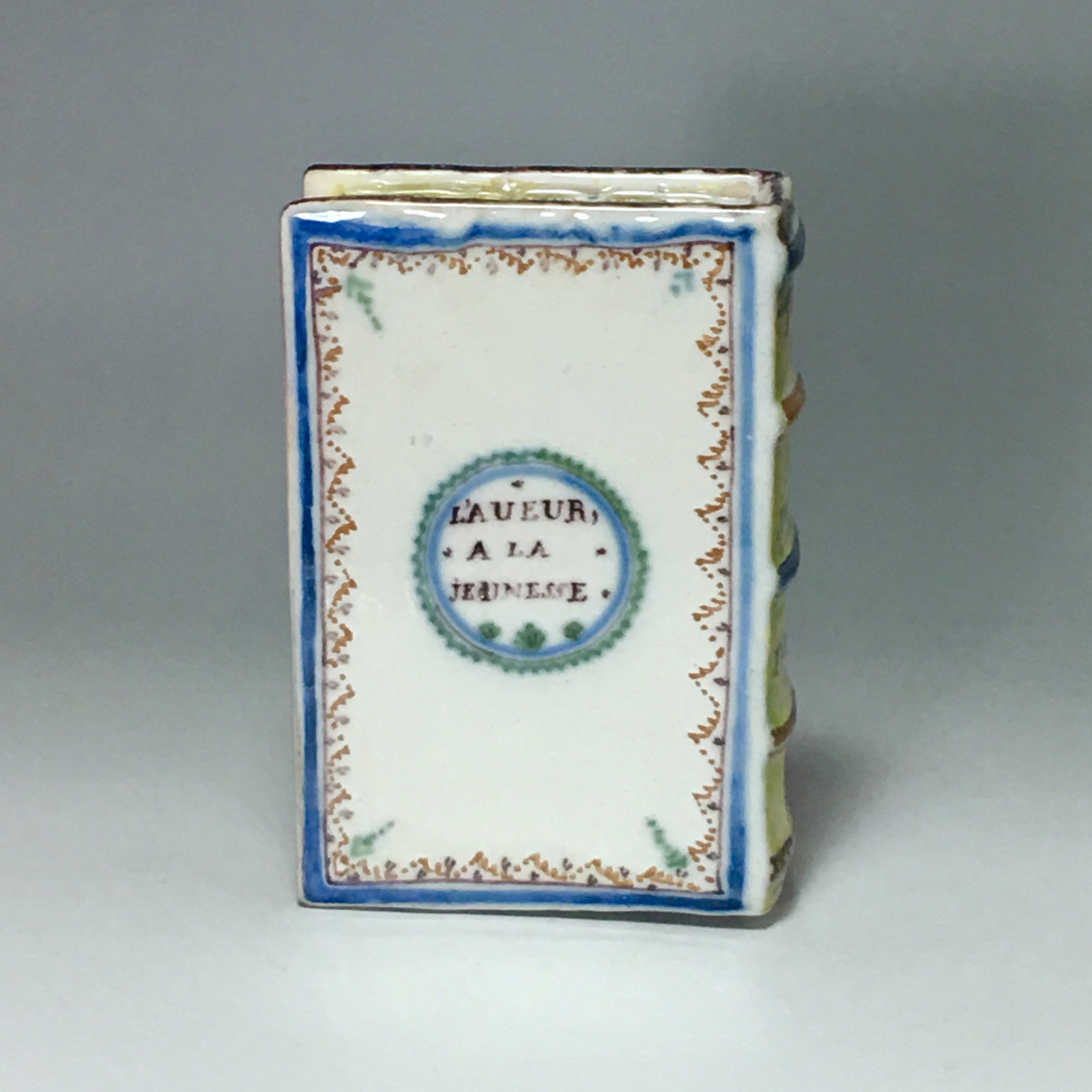 Roanne - Handwarmers tiled in book form - eighteenth century