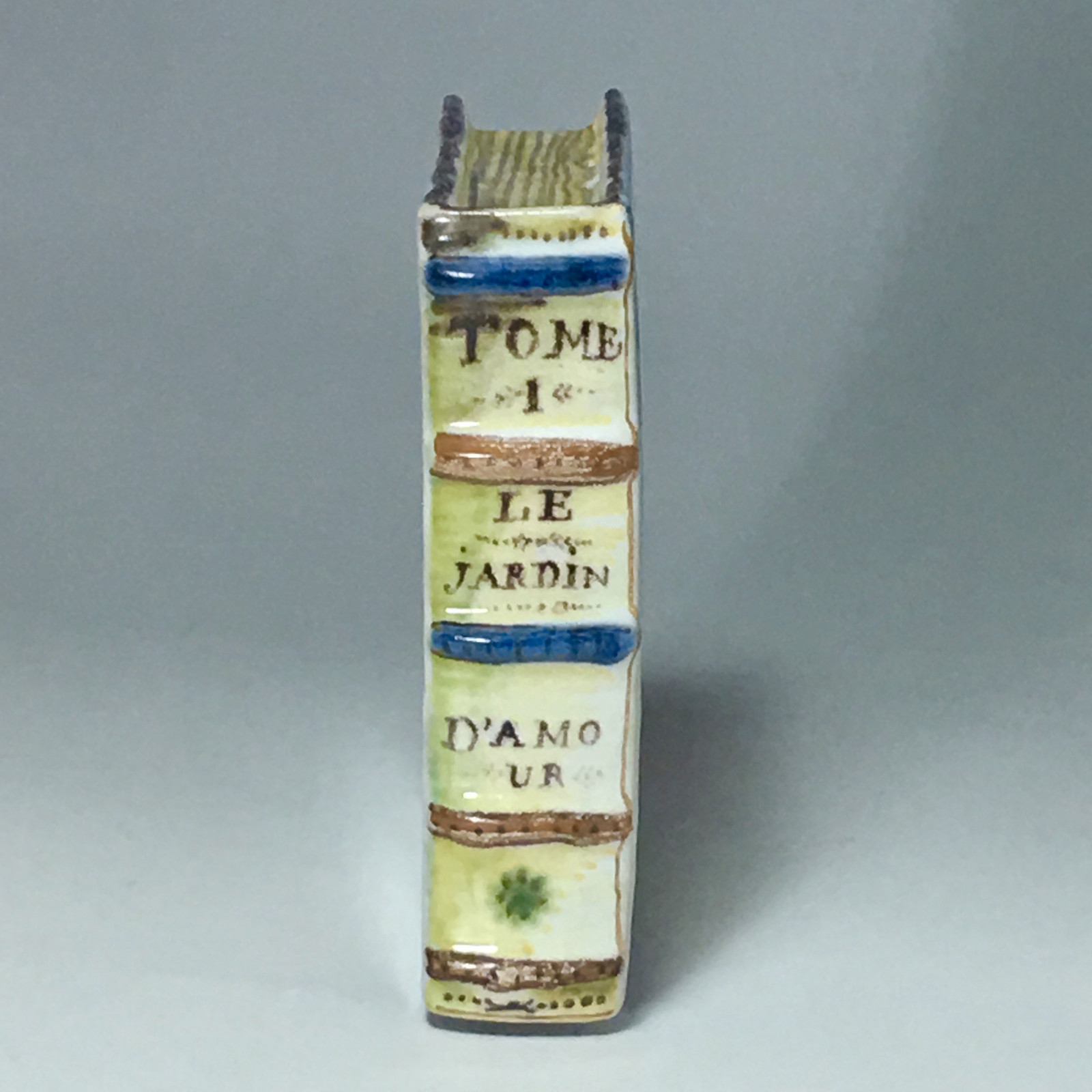 Roanne - Handwarmers tiled in book form - eighteenth century