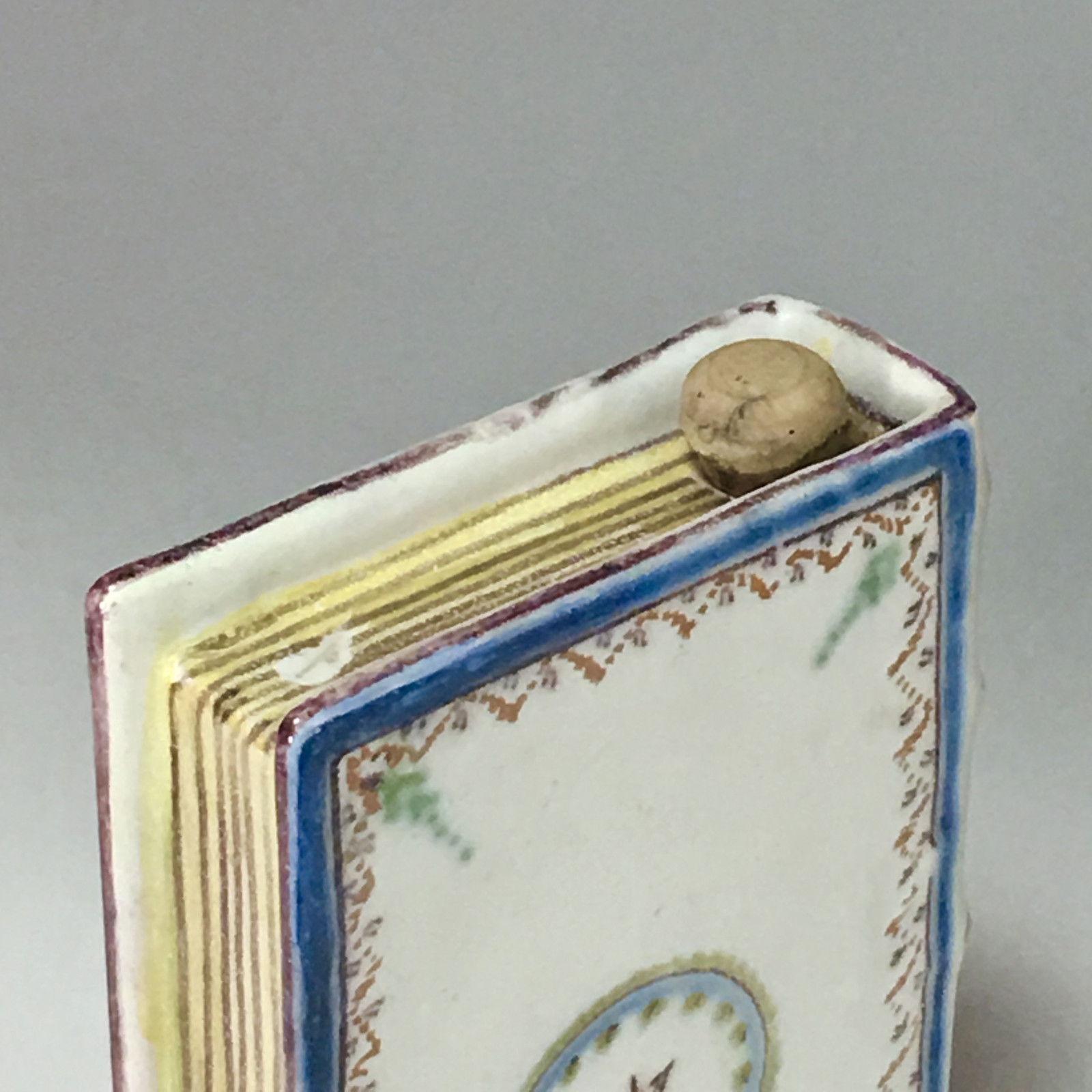 Roanne – Chaufferette en faïence en forme de livre – XVIIIe siècle