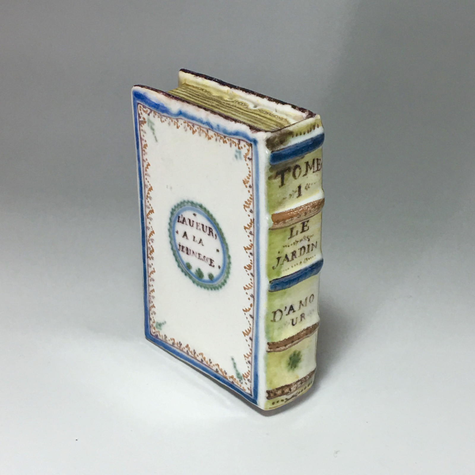 Roanne - Handwarmers tiled in book form - eighteenth century