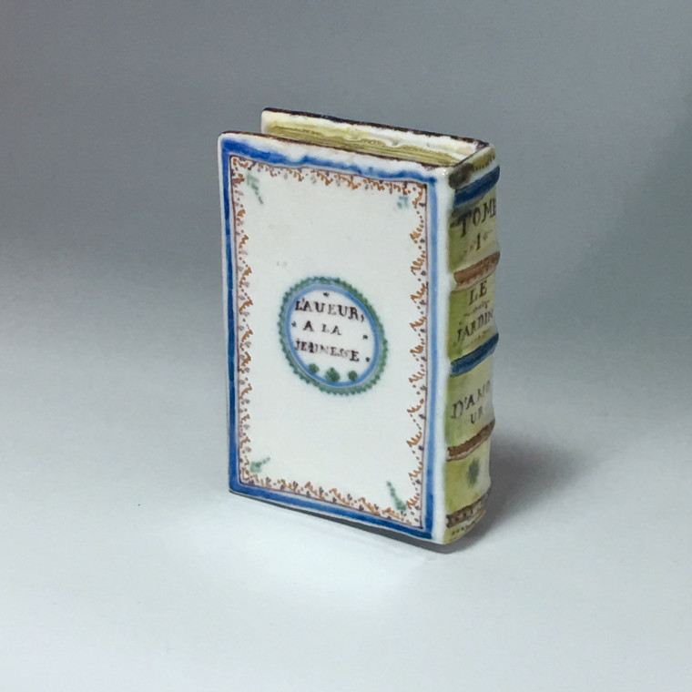 Roanne - Handwarmers tiled in book form - eighteenth century