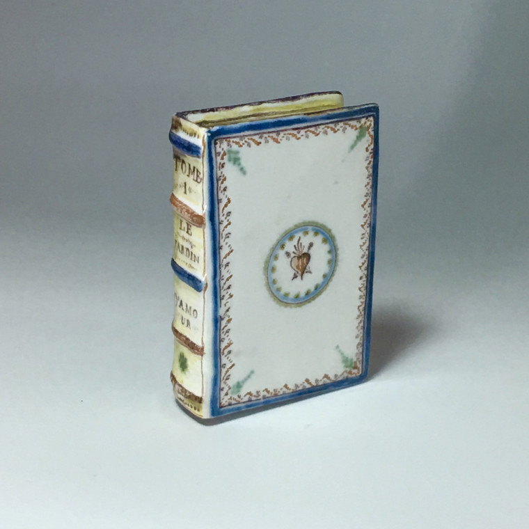 Roanne - Handwarmers tiled in book form - eighteenth century
