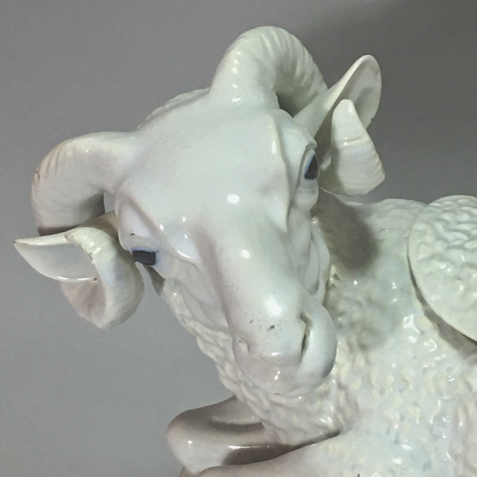 Alcora (Spain) Terrine depicting a ram - eighteenth century