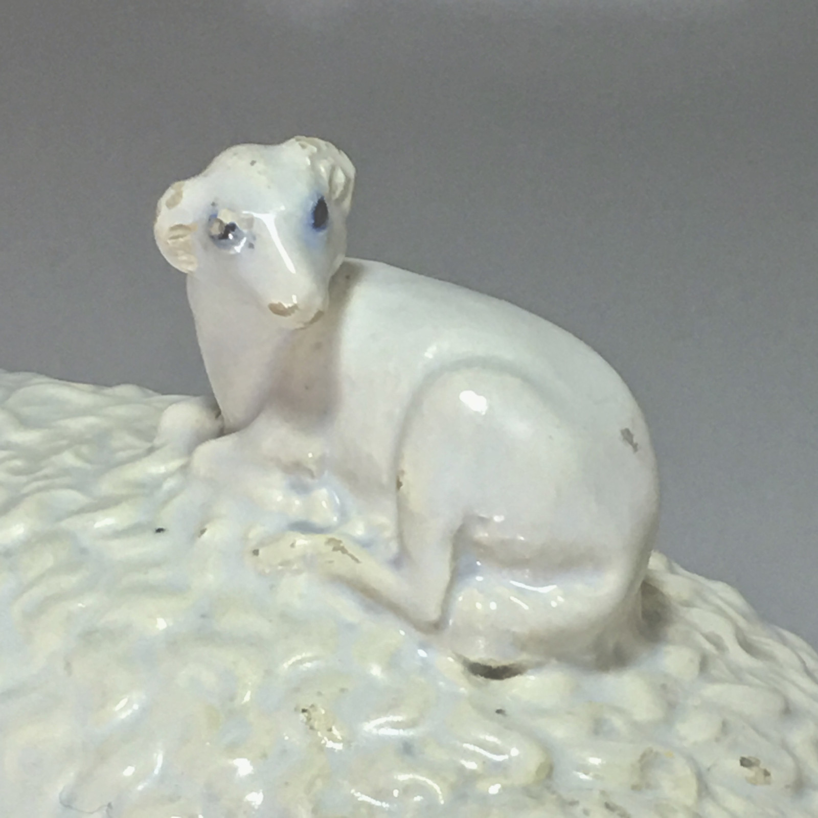 Alcora (Spain) Terrine depicting a ram - eighteenth century