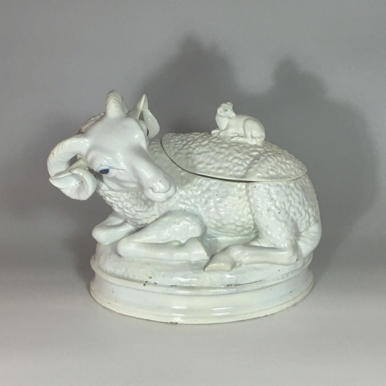 Alcora (Spain) Terrine depicting a ram - eighteenth century