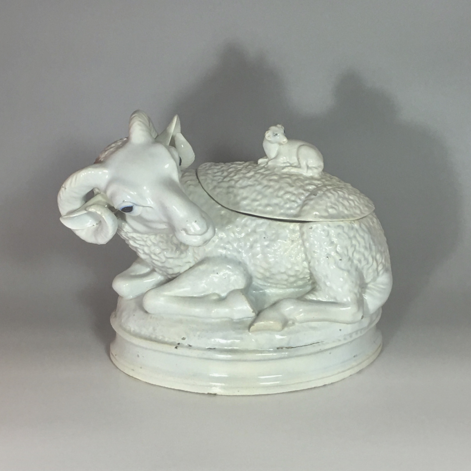 Alcora (Spain) Terrine depicting a ram - eighteenth century