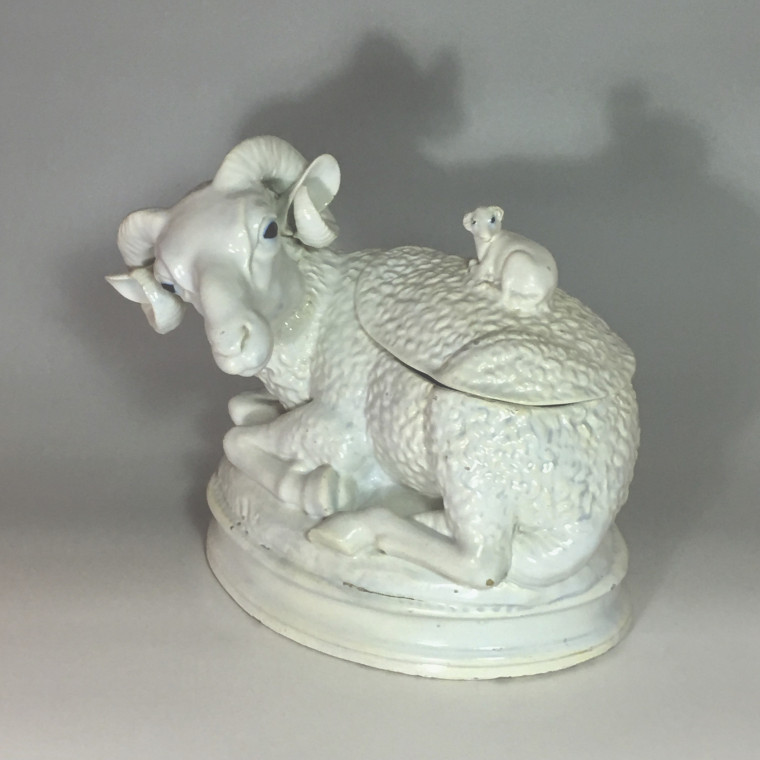 Alcora (Spain) Terrine depicting a ram - eighteenth century