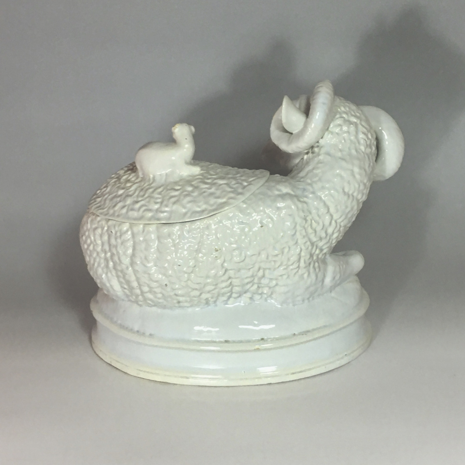 Alcora (Spain) Terrine depicting a ram - eighteenth century