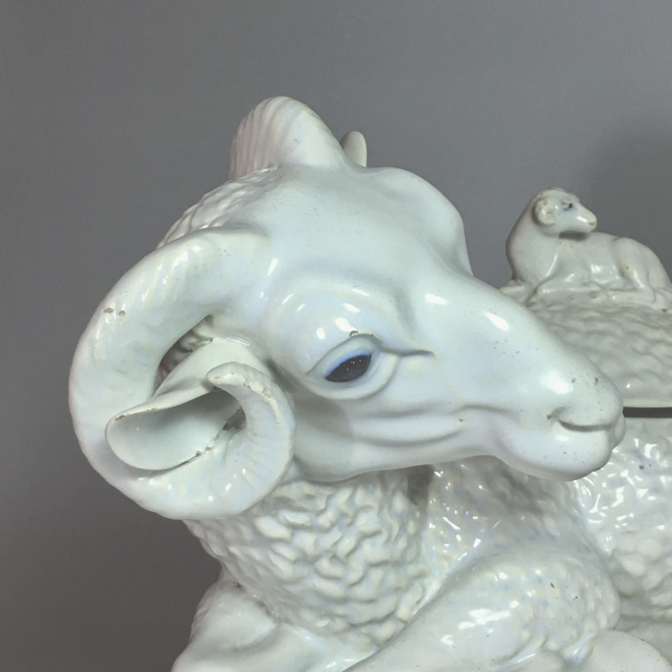 Alcora (Spain) Terrine depicting a ram - eighteenth century