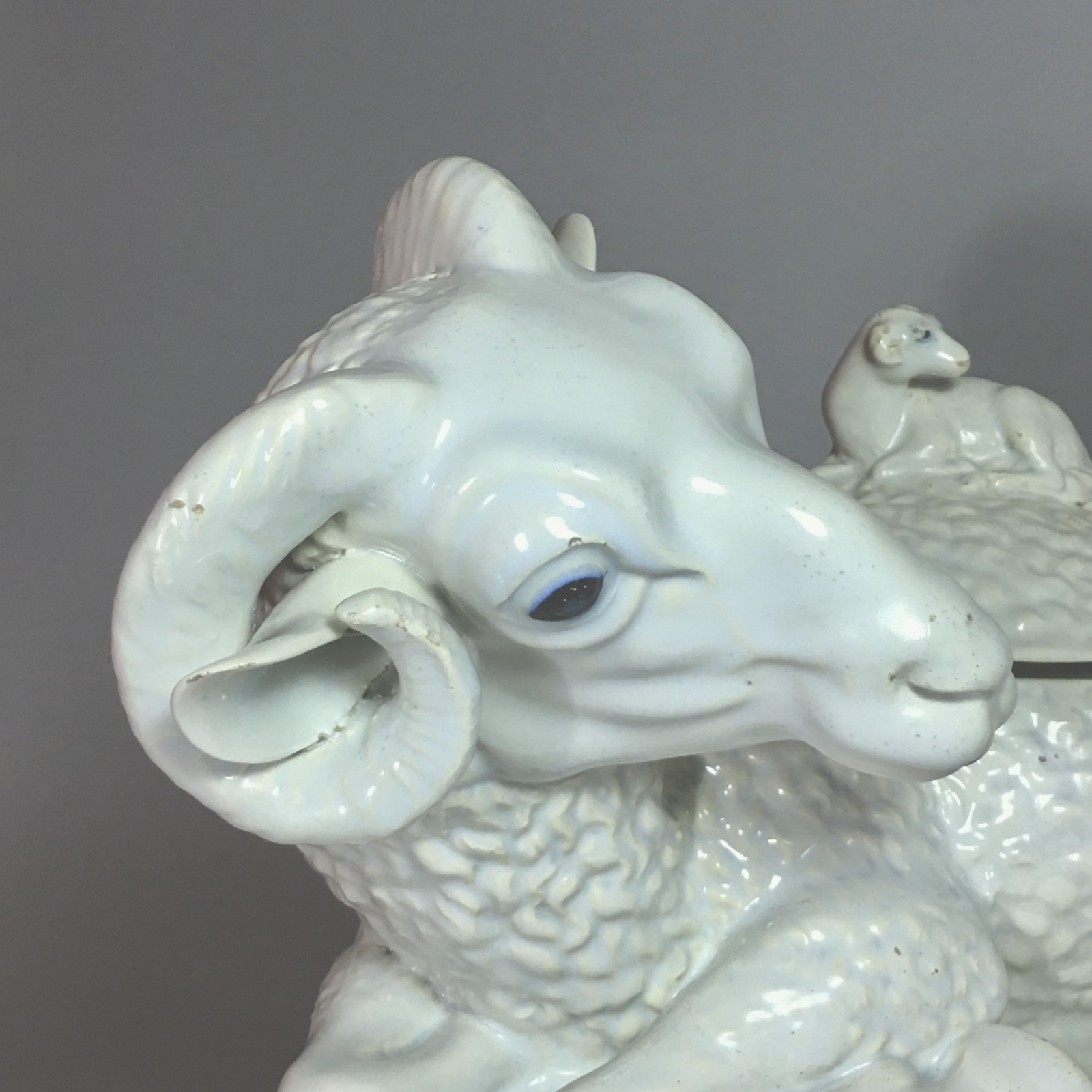 Alcora (Spain) Terrine depicting a ram - eighteenth century