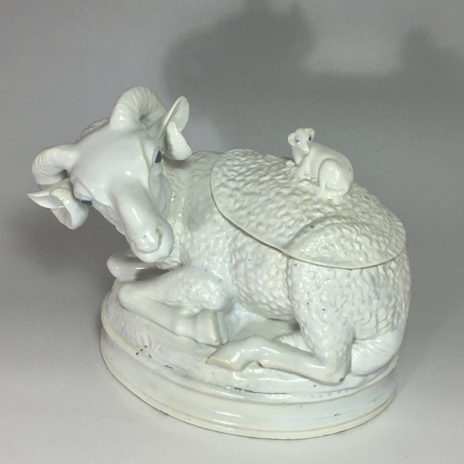 Alcora (Spain) Terrine depicting a ram - eighteenth century