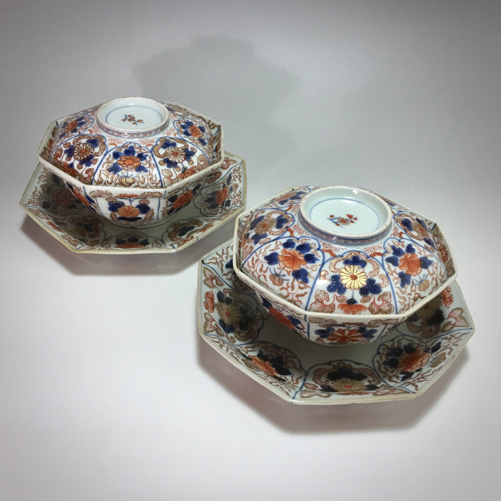 Japon – Rare paire de bols couverts octogonaux - Époque Edo - début du XVIIIe siècle