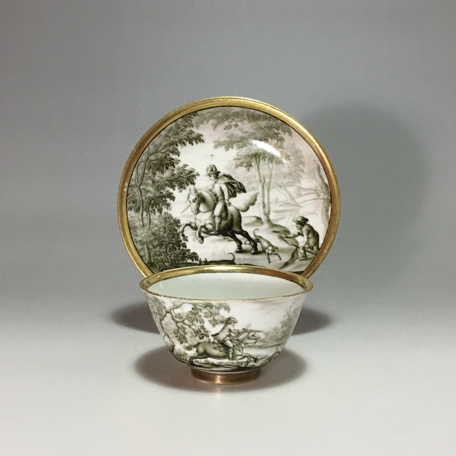 MEISSEN - Rare cup and saucer with hausmaler decor in grisaille of a hunting scene - 18th century - circa 1730