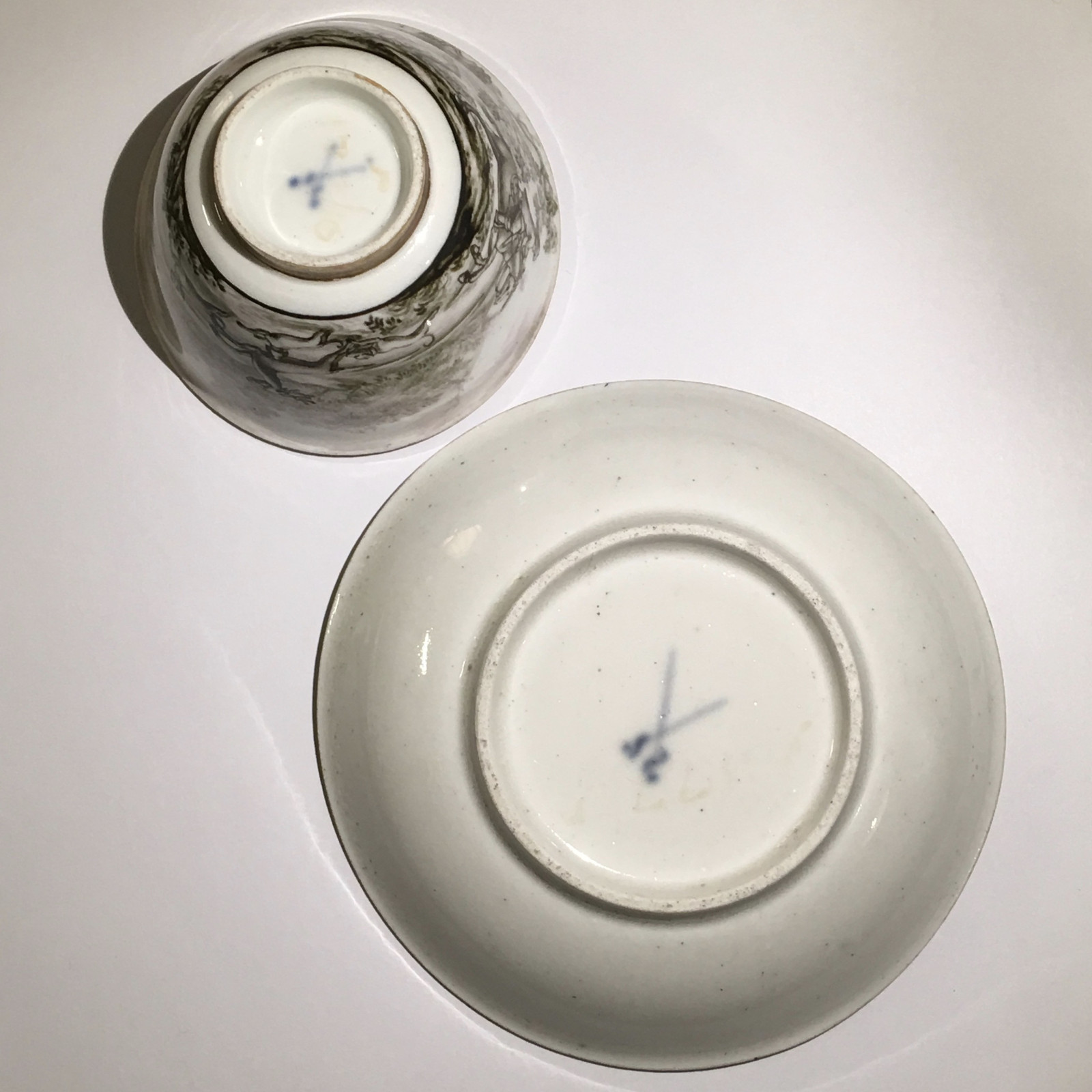 MEISSEN - Rare tasse à décor hausmaler en grisaille d'une scène de chasse - XVIIIe siècle - Vers 1730