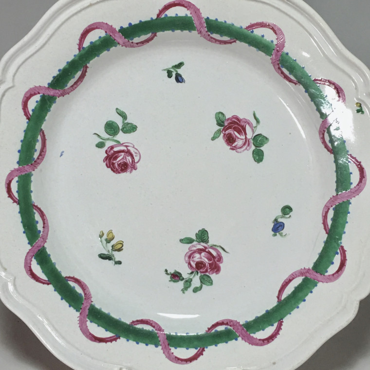 Doccia (Italie)  - Assiette à décor de roses et rubans - XVIIIe siècle
