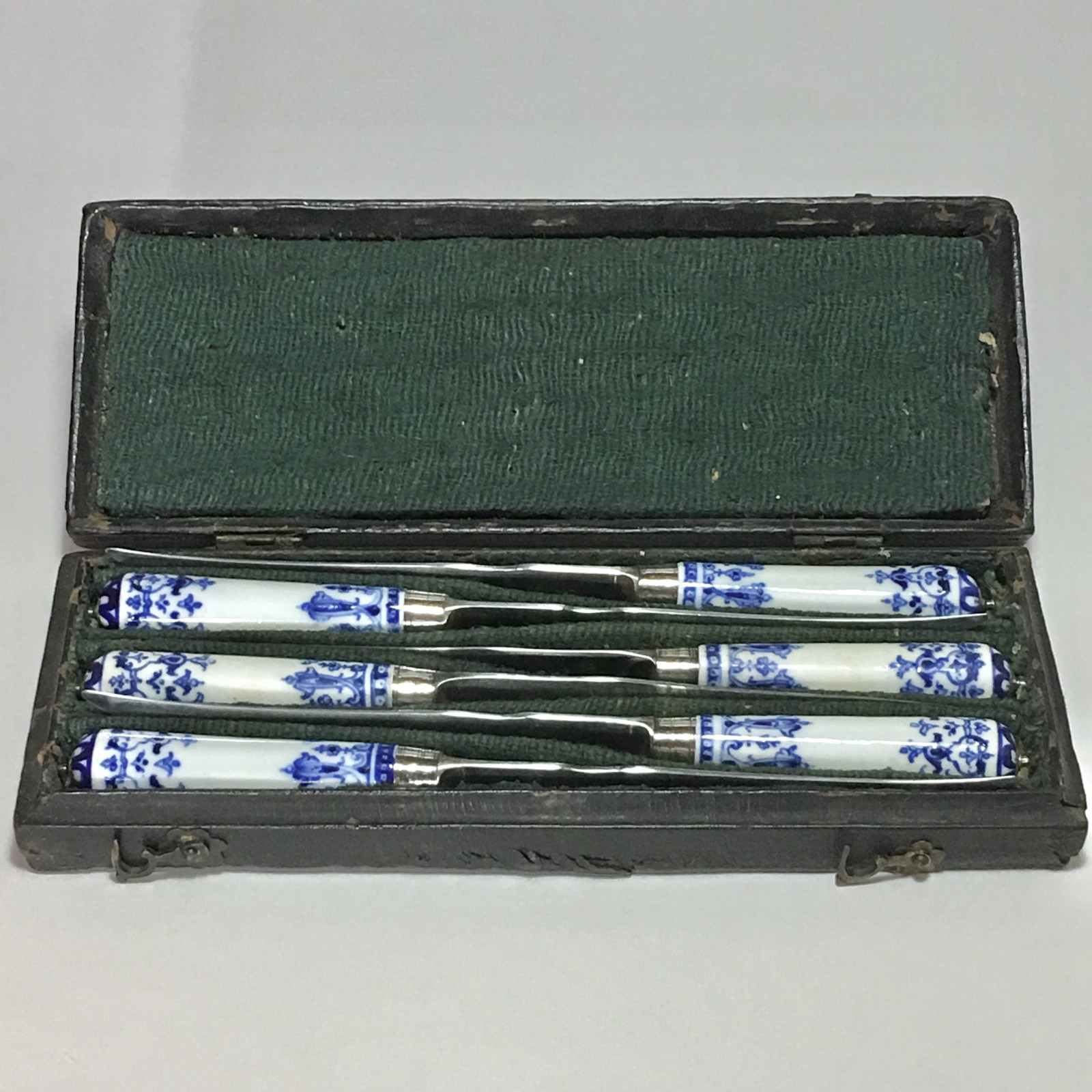 Saint-cloud – Coffret de six couteaux – XVIIIe siècle - vers 1710-1730