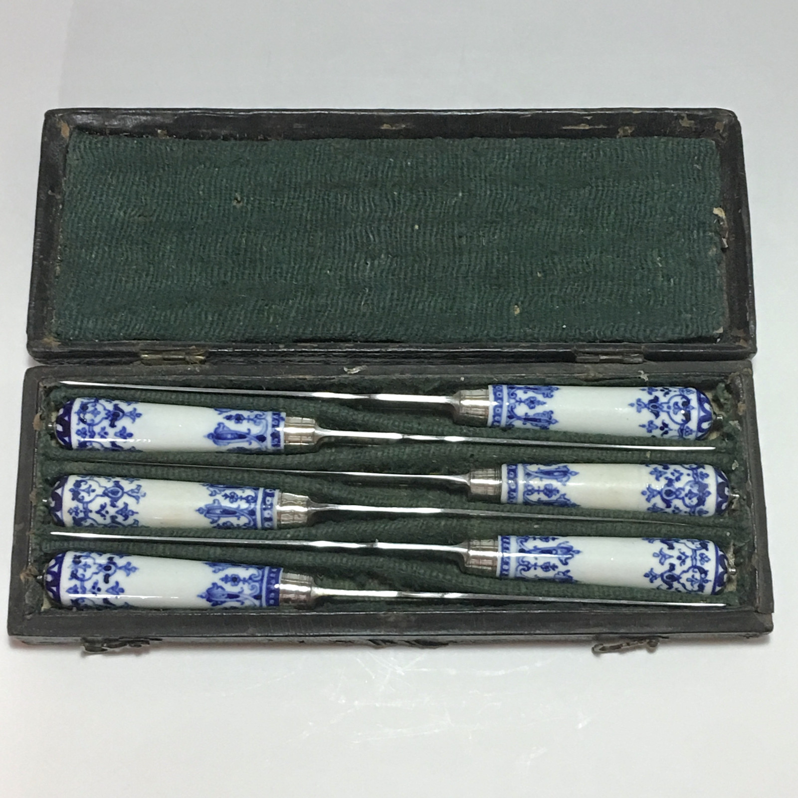 Saint-cloud – Coffret de six couteaux – XVIIIe siècle - vers 1710-1730