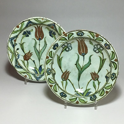Iznik – Paire de plats aux tulipes – XVIIe siècle