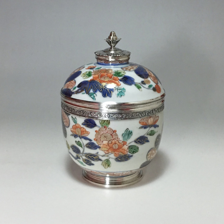 Japon - pot couvert imari - Monture en argent d'époque régence - Paris 1717 - 1722