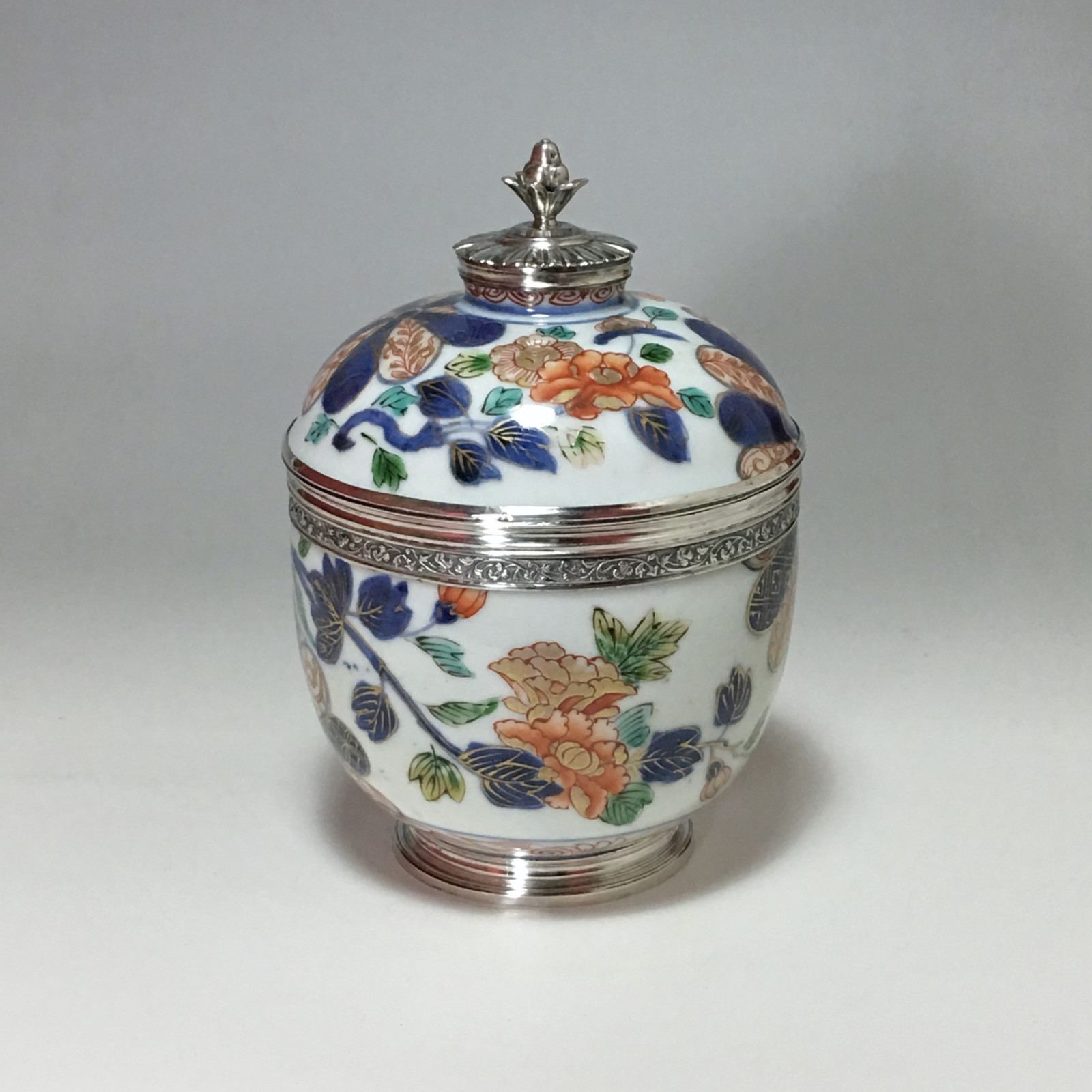 Japon - pot couvert imari - Monture en argent d'époque régence - Paris 1717 - 1722
