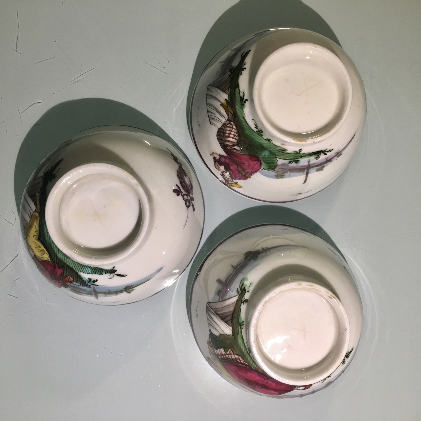 Trois tasses et soucoupes en porcelaine de Nove di Bassano – Vers 1790