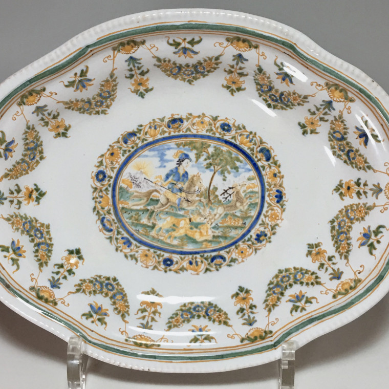 Moustiers - Small dish decorated with a hunting scene - Eighteenth century
