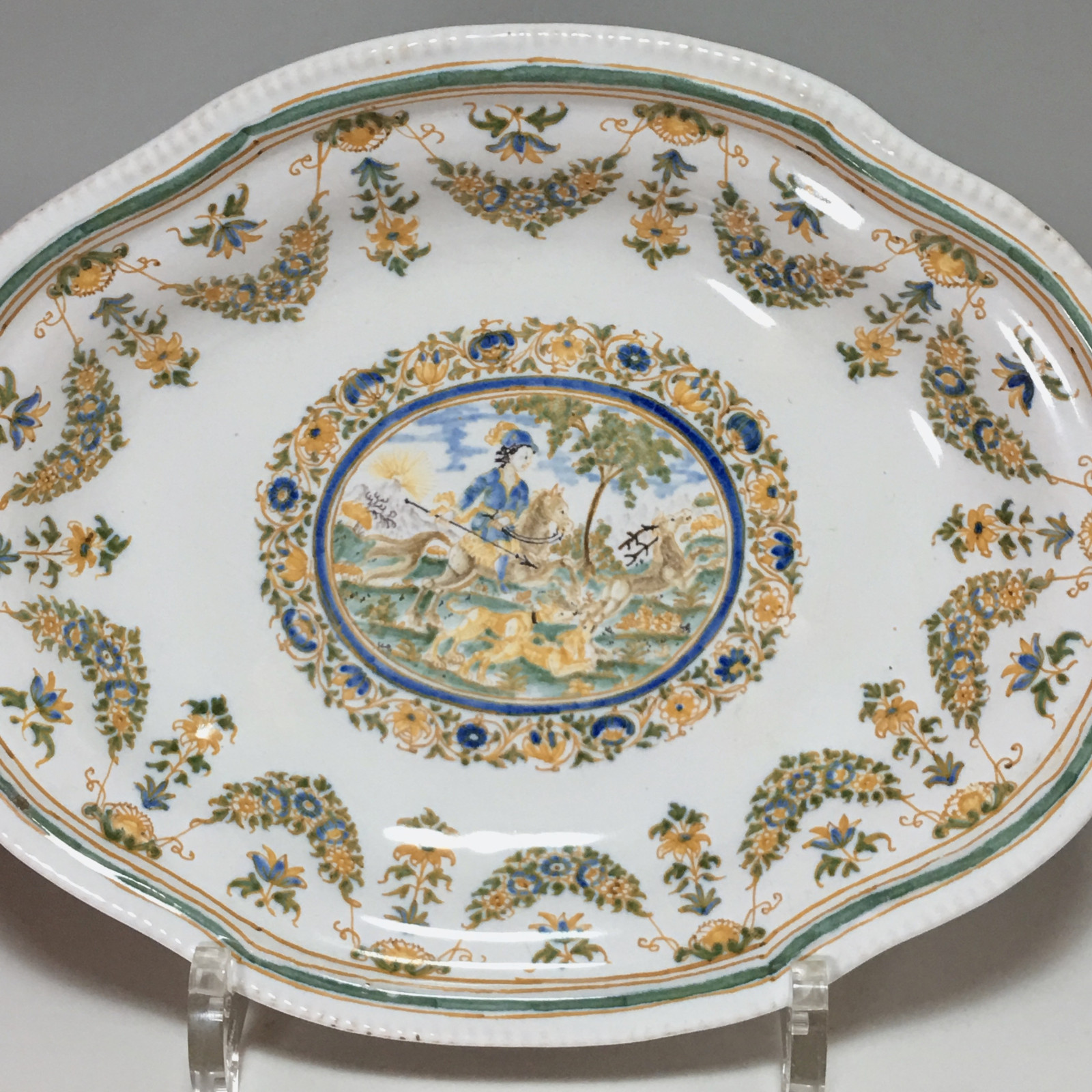 Moustiers - Small dish decorated with a hunting scene - Eighteenth century