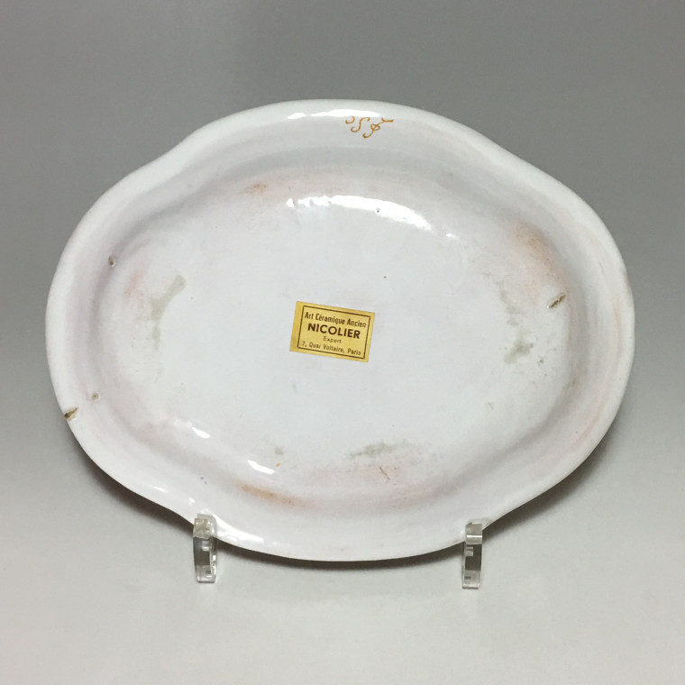 Moustiers - Small dish decorated with a hunting scene - Eighteenth century