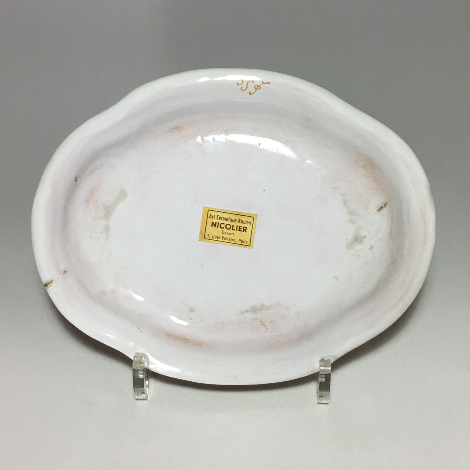 Moustiers - Small dish decorated with a hunting scene - Eighteenth century