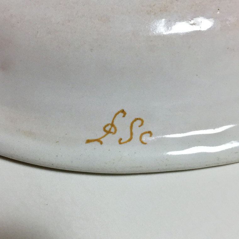 Moustiers - Small dish decorated with a hunting scene - Eighteenth century