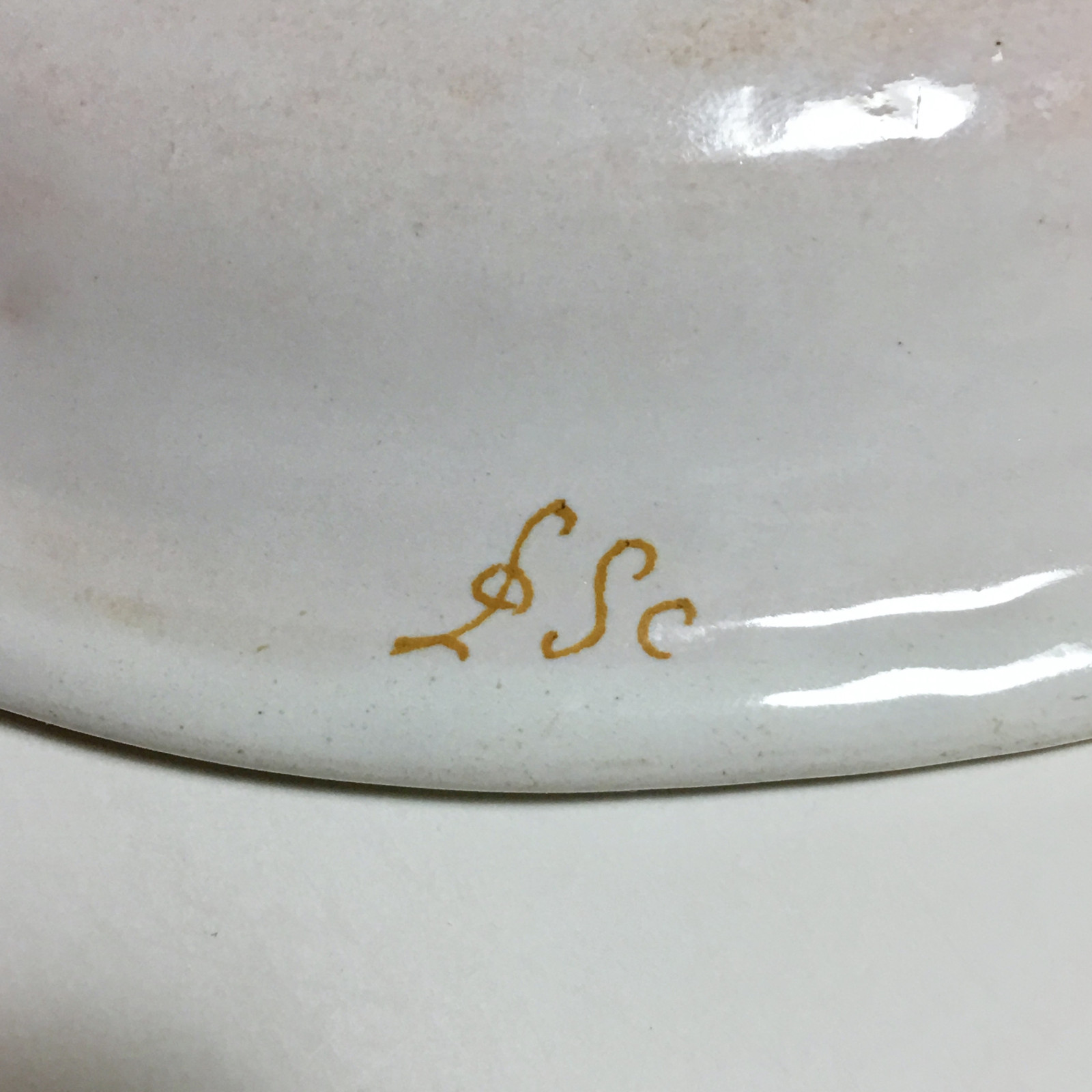 Moustiers - Small dish decorated with a hunting scene - Eighteenth century