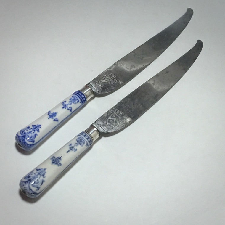 Saint Cloud - Rare pair of knives, blades struck with coats of arms  - eighteenth century.