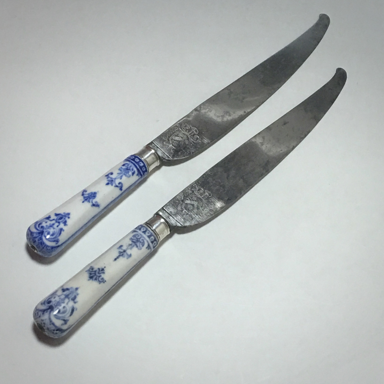 Saint Cloud - Rare pair of knives, blades struck with coats of arms  - eighteenth century.