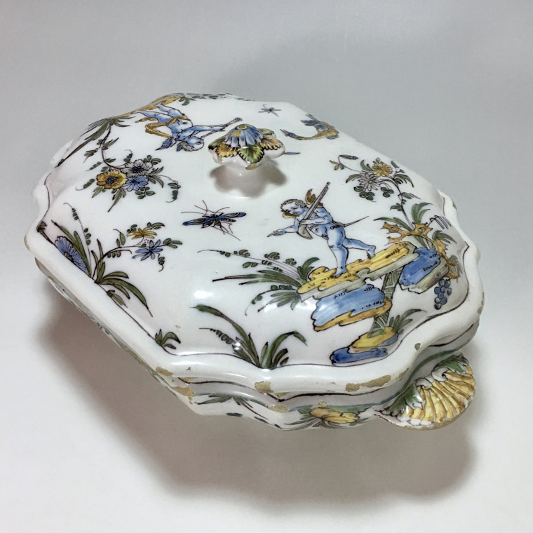 Lyon - Terrine with putti decoration - Pierre Mongis period - 18th century