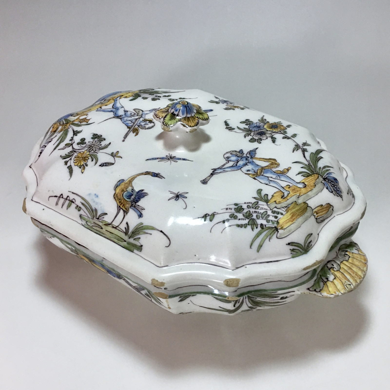 Lyon - Terrine with putti decoration - Pierre Mongis period - 18th century