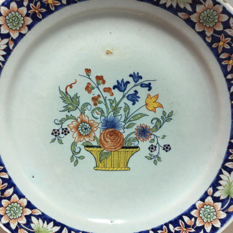 ROUEN - Assiette au panier fleuri - XVIIIe siècle
