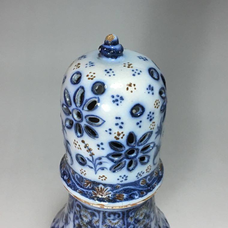 Marseille - Manufacture de Leroy - Saupoudreuse à décor de Lambrequins bleu et rouge - XVIIIe siècle