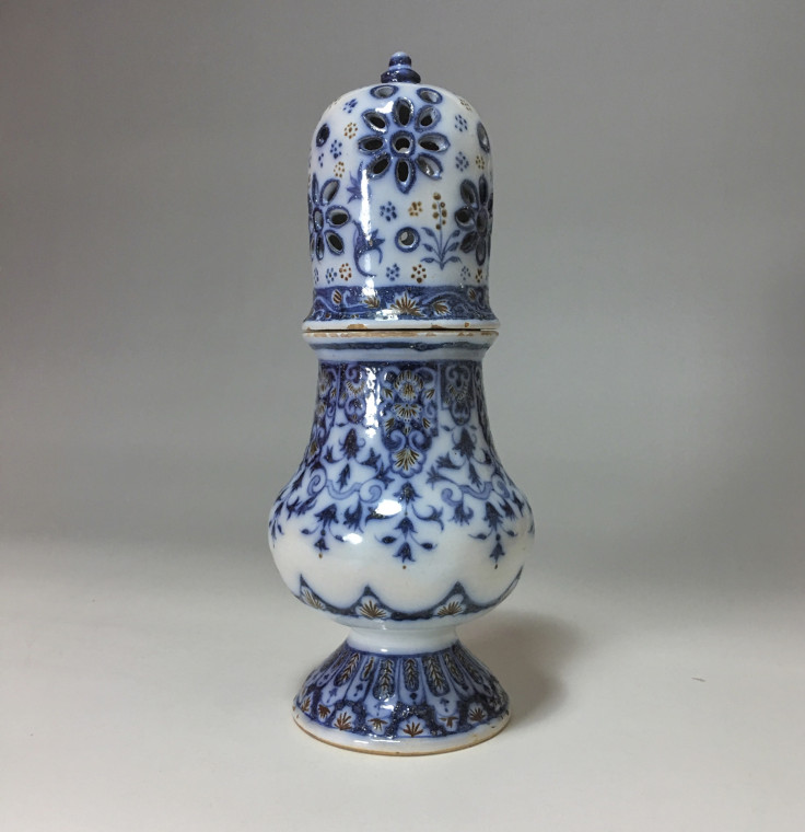 Marseille - Manufacture of Leroy - Sprinkler decorations of blue and red Lambrequins - eighteenth century