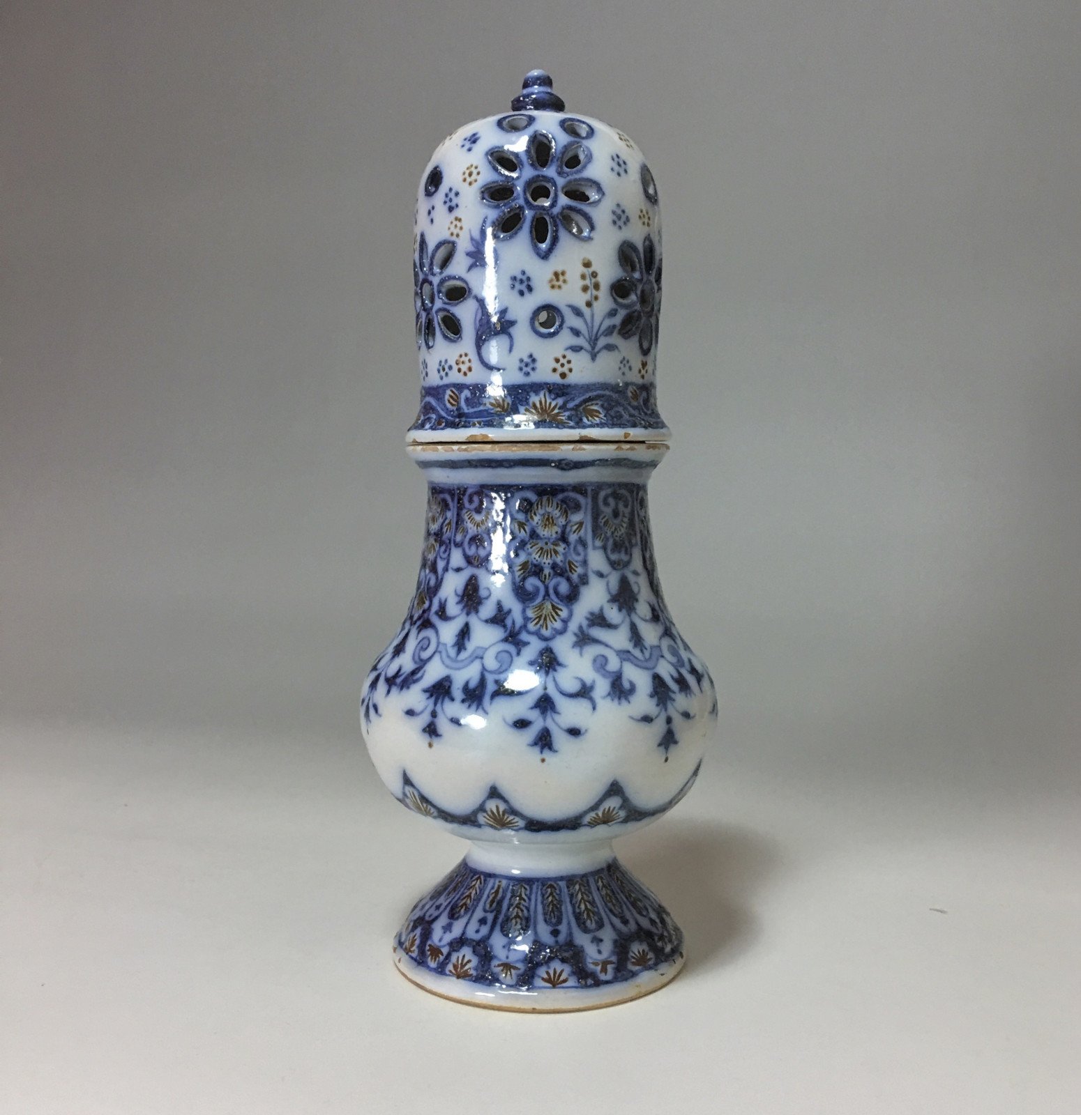 Marseille - Manufacture of Leroy - Sprinkler decorations of blue and red Lambrequins - eighteenth century