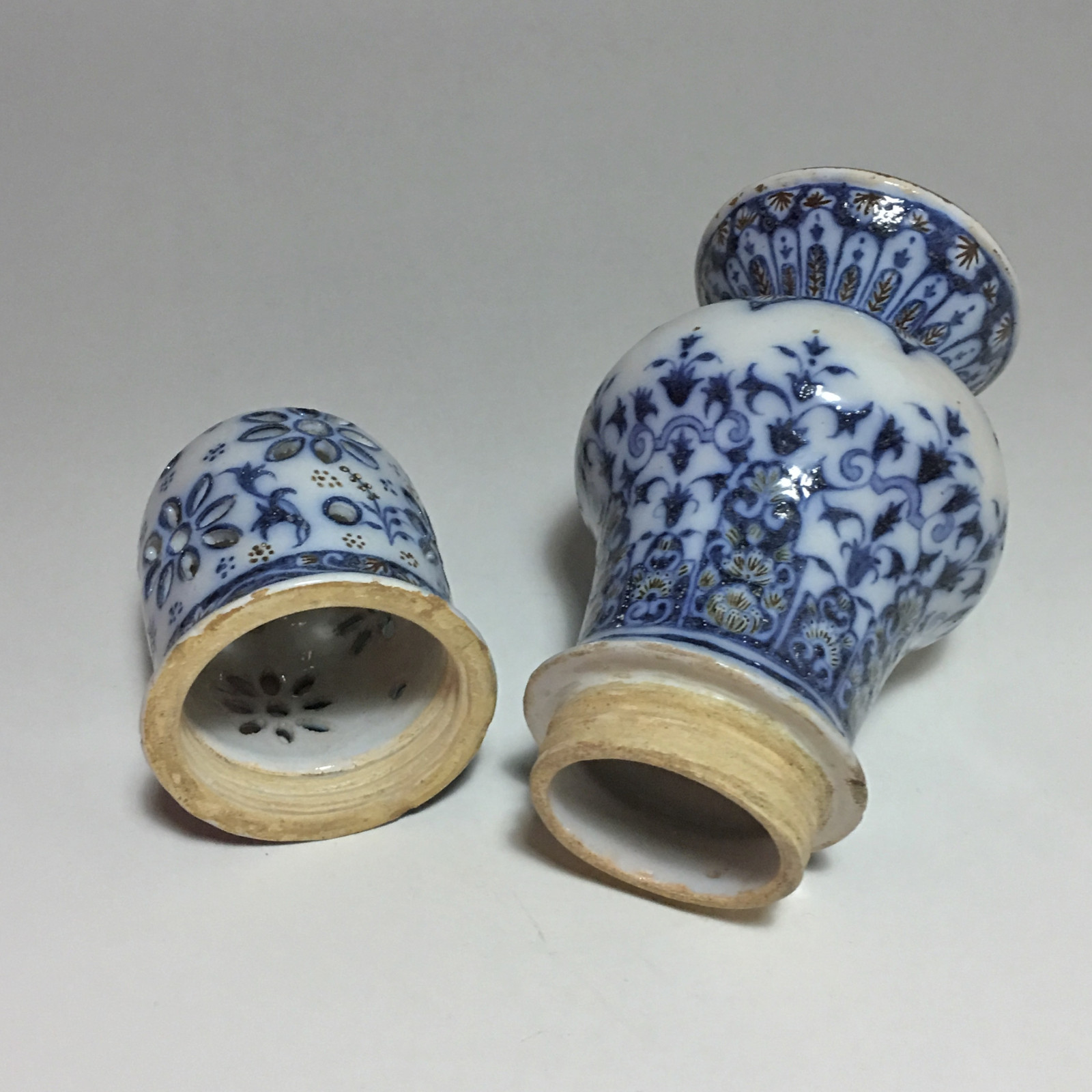 Marseille - Manufacture de Leroy - Saupoudreuse à décor de Lambrequins bleu et rouge - XVIIIe siècle