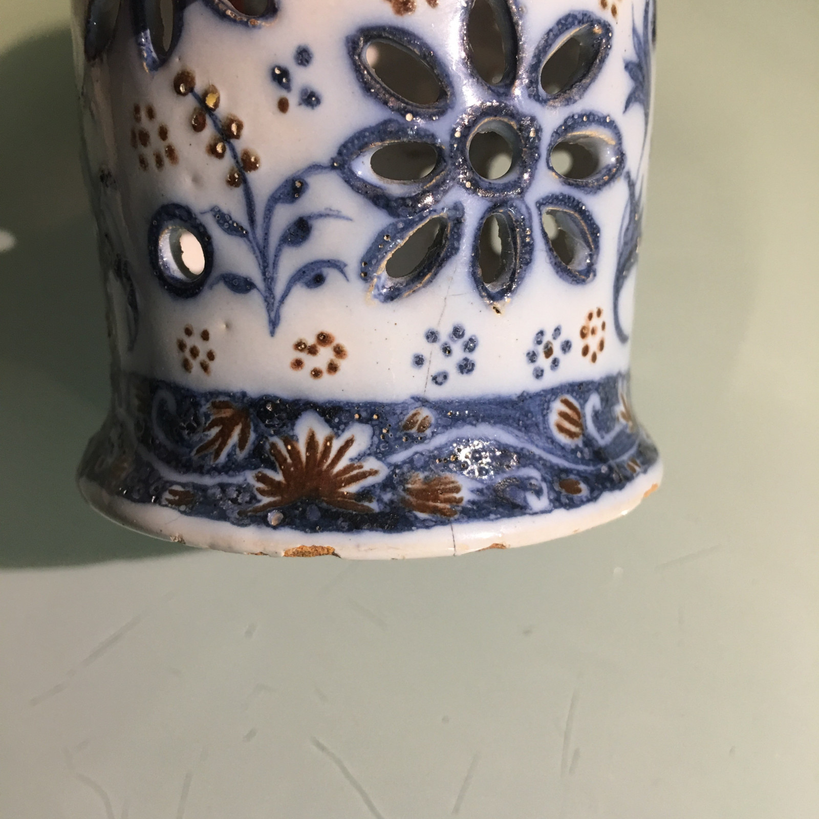 Marseille - Manufacture de Leroy - Saupoudreuse à décor de Lambrequins bleu et rouge - XVIIIe siècle