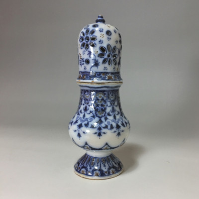 Marseille - Manufacture de Leroy - Saupoudreuse à décor de Lambrequins bleu et rouge - XVIIIe siècle