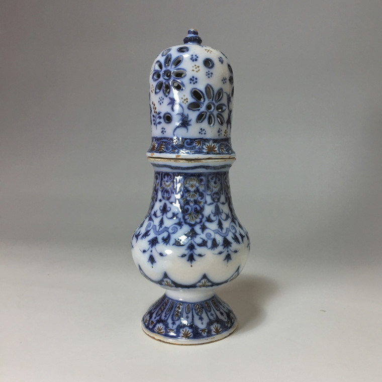 Marseille - Manufacture de Leroy - Saupoudreuse à décor de Lambrequins bleu et rouge - XVIIIe siècle