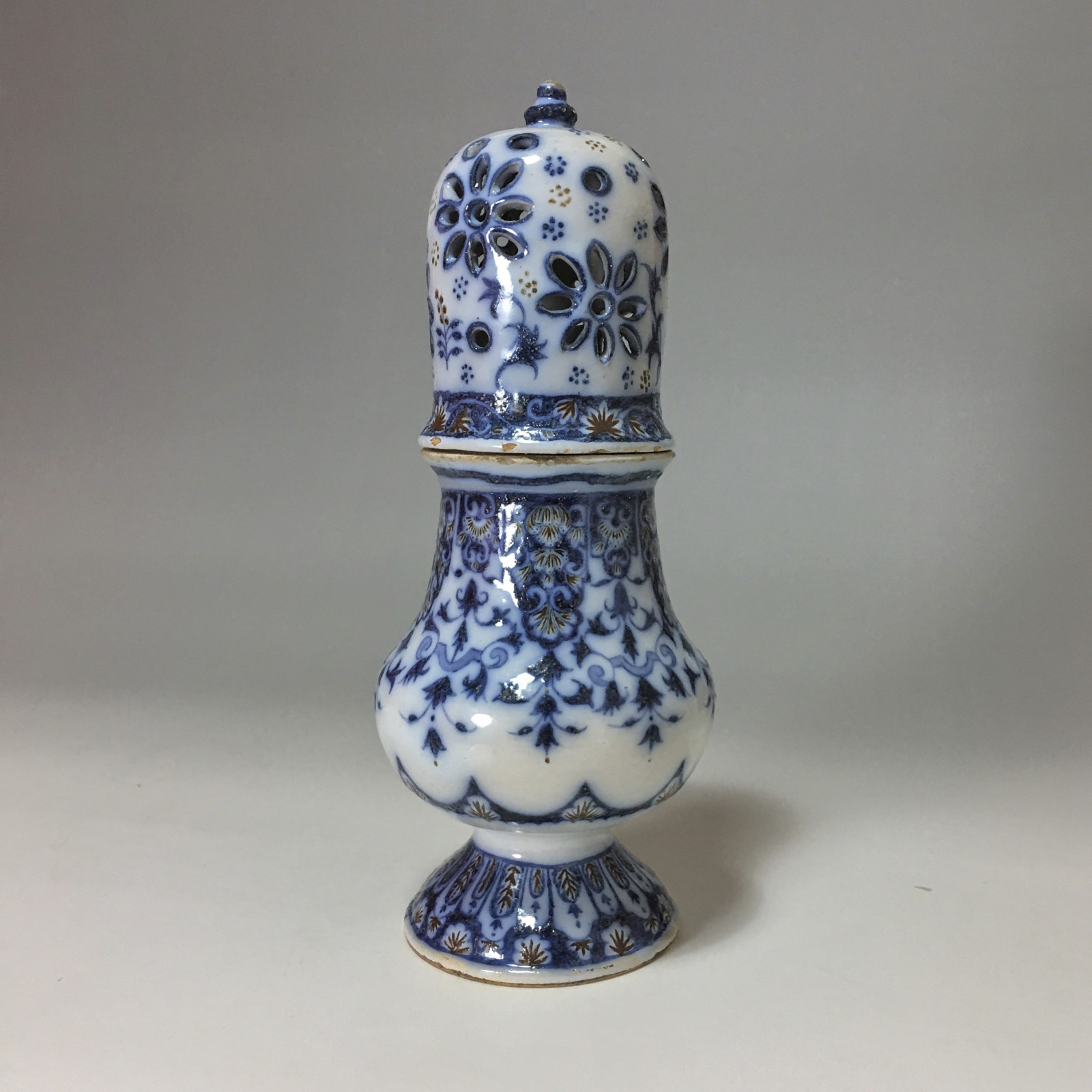 Marseille - Manufacture de Leroy - Saupoudreuse à décor de Lambrequins bleu et rouge - XVIIIe siècle