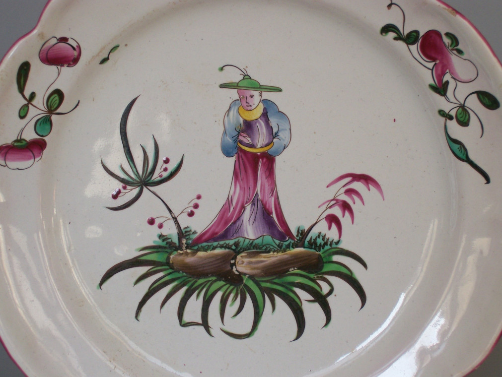 Aprey - Paire d'assiettes en faïence à décor aux chinois - XVIIIe siècle