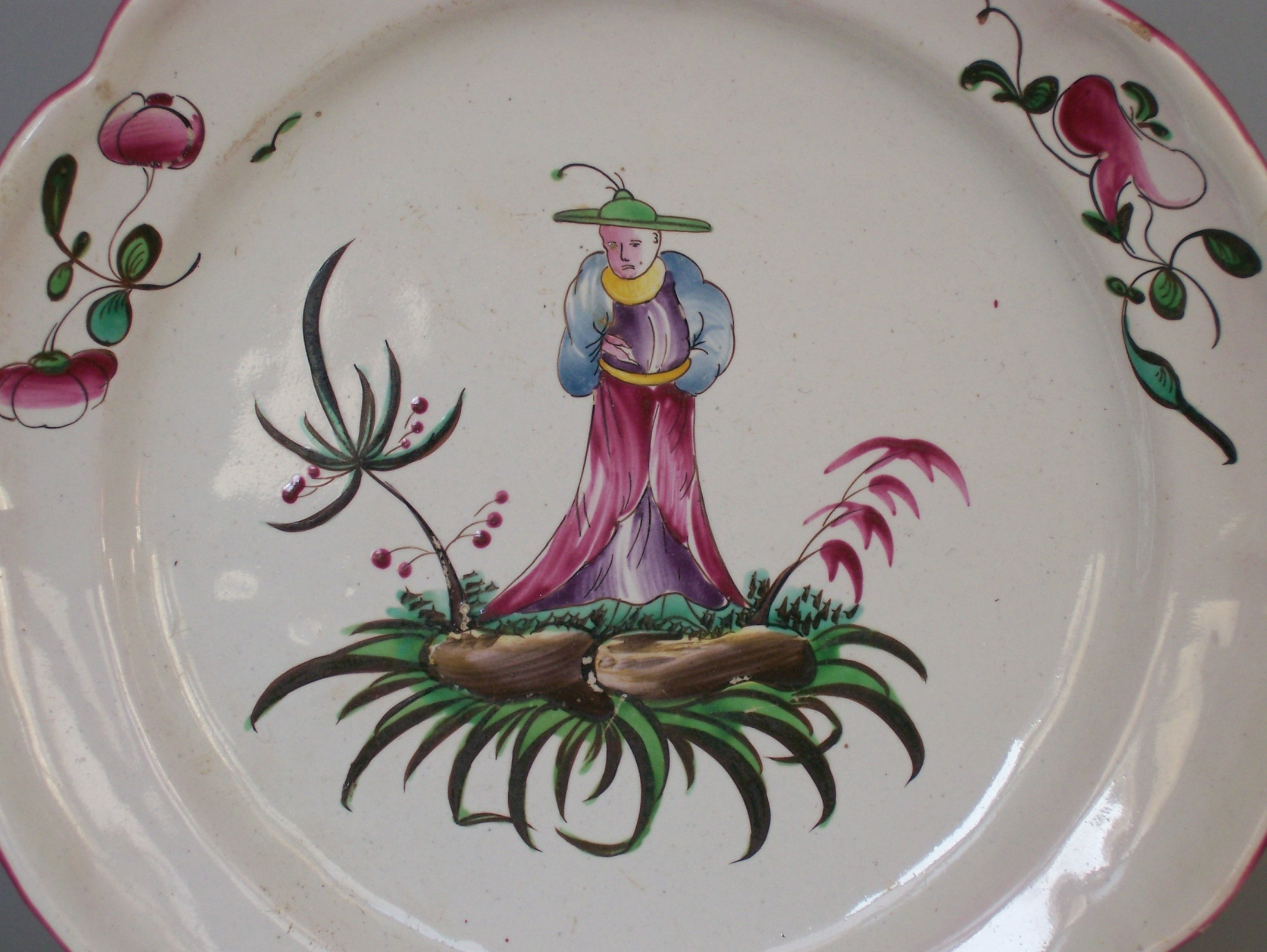 Aprey - Paire d'assiettes en faïence à décor aux chinois - XVIIIe siècle