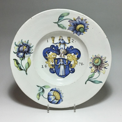 WINTERTHUR (Suisse) Grand plat à décor d'armoiries - Daté 1678